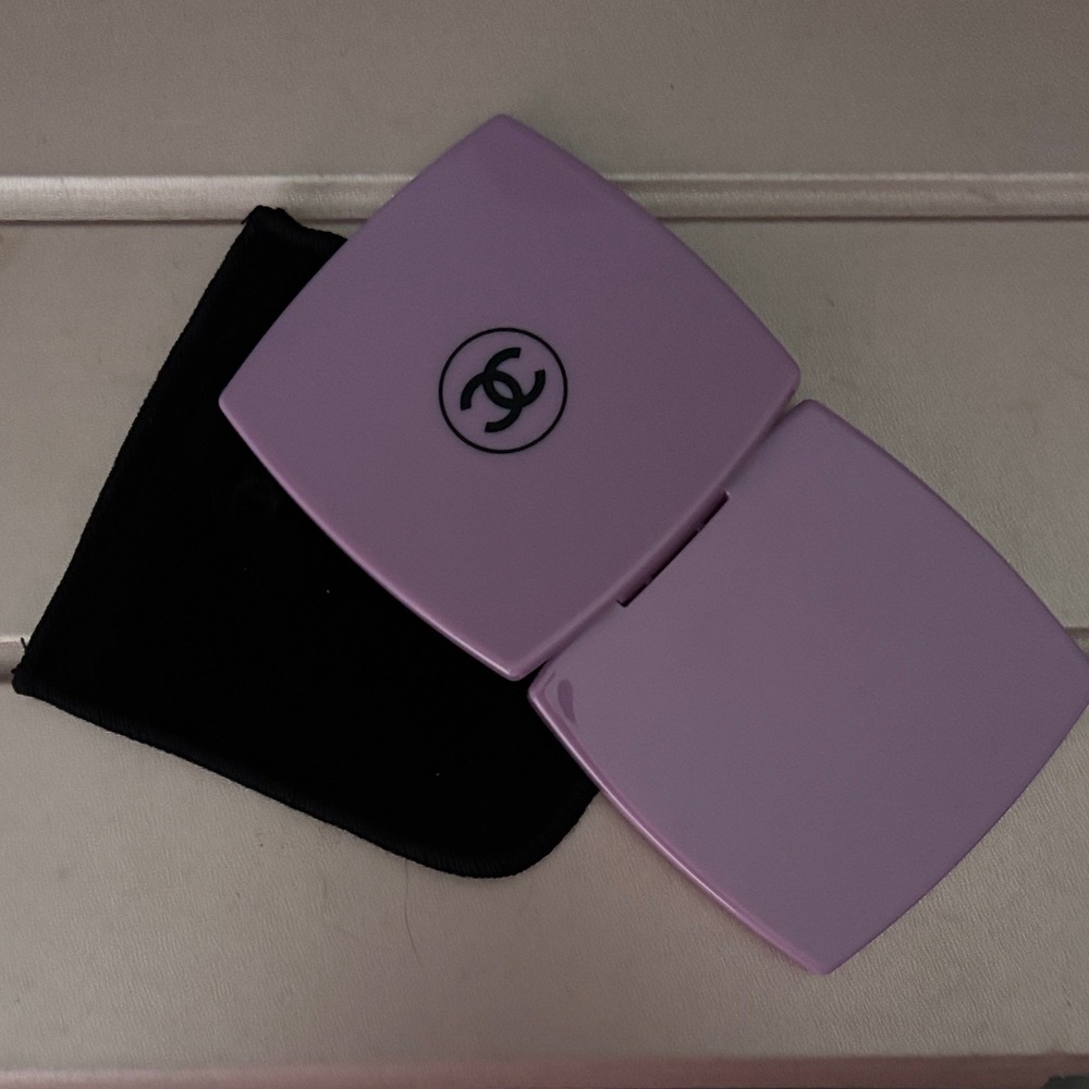 CHANEL Lavender Compact with Black Case - Picture 3 of 4